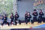 Sejumlah pesilat anak dari Kabupaten Kubu Raya beraksi dalam Lomba Silat Seni Tradisional di Festival Melayu Kalbar XIII, Pontianak, Kalimantan Barat, Rabu (23/10/2024). Lomba silat yang diikuti 12 kelompok peserta se-Kalimantan Barat tersebut bertujuan untuk mengembangkan seni tradisi silat sebagai warisan budaya Melayu Kalimantan Barat. Antara Kalbar/Edo Saputra/Jhw