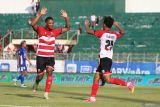 Pesepak bola Madura United M Risky Afrisal (kanan) berselebrasi bersama rekannya Maxuel De Cassio Da Silva (kiri) usai mencetak gol ke gawang PSIS Semarang pada pertandingan BRI Liga 1 di Stadion Gelora Bangkalan, Jawa Timur, Rabu (23/10/2024). Madura United FC mengalahkan PSIS Semarang dengan skor 2-0. ANTARA Jatim/Moch Asim.