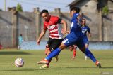 Pesepak bola Madura United Luiz Marcelo Morais Dos Reis (kiri) berusaha melewati pesepak bola PSIS Semarang Ahmad Syiha Buddin (kanan) saat pertandingan BRI Liga 1 di Stadion Gelora Bangkalan, Jawa Timur, Rabu (23/10/2024). Madura United FC mengalahkan PSIS Semarang dengan skor 2-0. ANTARA Jatim/Moch Asim.