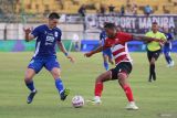 Pesepak bola Madura United FC Maxuel De Cassio Da Silva (kanan) berusaha melewati pesepak bola PSIS Semarang Joao Vitor Ferrari Silva (kiri) saat pertandingan BRI Liga 1 di Stadion Gelora Bangkalan, Jawa Timur, Rabu (23/10/2024). Madura United FC mengalahkan PSIS Semarang dengan skor 2-0. ANTARA Jatim/Moch Asim.