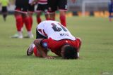 Pesepak bola Madura United FC Irfan sujud syukur usai mencetak gol ke gawang PSIS Semarang pada pertandingan BRI Liga 1 di Stadion Gelora Bangkalan, Jawa Timur, Rabu (23/10/2024). Madura United FC mengalahkan PSIS Semarang dengan skor 2-0. ANTARA Jatim/Moch Asim.