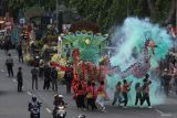 Warga menyaksikan Kirab Maskot Pilkada Serentak Tahun 2024 Se-Jawa Timur di Surabaya, Jawa Timur, Rabu (23/10/2024). KPU Jawa Timur menggelar kegiatan yang diikuti 38 kendaraan hias serta maskot Pilkada 2024 dari 38 kabupaten/kota di Jawa Timur untuk mengajak masyarakat menggunakan hak pilihnya pada Pilkada 2024 yang digelar 27 November 2024. Antara Jatim/Didik Suhartono/um