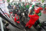 Driver ojek online mengantre untuk mendapatkan BBM gratis di SPBU Jalan Pahlawan Sidoarjo, Jawa Timur, Kamis (24/10/2024). Tim Pemenangan Calon Gubernur dan Wakil Gubernur Jawa Timur Khofifah Indar Parawansa terus berinovasi dalam upaya meraih suara dengan memberikan  bensin gratis bagi para driver ojek online. Antara Jatim/Umarul Faruq