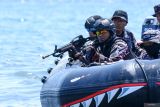 Prajurit TNI-AL melakukan pengamanan KMP Trisila Bhakti II yang dibajak penjahat pada simulasi Tanggap Darurat Kabel Bawah Laut di Pantai Bulusan Banyuwangi, Jawa Timur, Kamis (24/10/2024). Simulasi yang melibatkan unsur keamanan TNI-AL, Polri, dan Basarnas itu untuk melatih Kesiapsiagaan unsur keamanan dari segala gangguan pada Objek Vital Kabel Bawah Laut 150KV Jawa-Bali. Antara Jatim/Budi Candra Setya/um