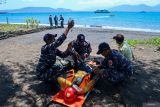 Tim kesehatan TNI-AL memeriksa kondisi korban pada simulasi Tanggap Darurat Kabel Bawah Laut di Pantai Bulusan Banyuwangi, Jawa Timur, Kamis (24/10/2024). Simulasi yang melibatkan unsur keamanan TNI-AL, Polri, dan Basarnas itu untuk melatih Kesiapsiagaan unsur keamanan dari segala gangguan pada Objek Vital Kabel Bawah Laut 150KV Jawa-Bali. Antara Jatim/Budi Candra Setya/um