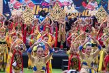 Sejumlah penari beraksi diatas panggung pada Festival Padhang Ulanan di Pantai Boom Banyuwangi, Jawa Timur, Kamis (24/10/2024). Festival yang digelar Pemerintah daerah setempat untuk memberikan wadah bagi pelajar dalam mengekspresikan kreativitas seni mereka ituÂ bertujuan untuk menanamkan kecintaan terhadap budaya kepada generasi muda dan juga menjadikan daya tarik wisatawan yang datang ke Banyuwangi. Antara Jatim/Budi Candra Setya/um