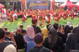 Sejumlah penari gandrung beraksi diatas panggung pada Festival Padhang Ulanan di Pantai Boom Banyuwangi, Jawa Timur, Kamis (24/10/2024). Festival yang digelar Pemerintah daerah setempat untuk memberikan wadah bagi pelajar dalam mengekspresikan kreativitas seni mereka ituÂ bertujuan untuk menanamkan kecintaan terhadap budaya kepada generasi muda dan juga menjadikan daya tarik wisatawan yang datang ke Banyuwangi. Antara Jatim/Budi Candra Setya/um