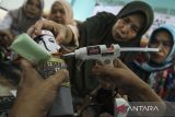 Sejumlah anggota bank sampah belajar membuat miniatur ondel-ondel dari limbah botol plastik saat Pelatihan Pemanfaatan Sampah di Aula Kelurahan Pamulang Timur, Tangerang Selatan, Banten, Kamis (22/10/2024). Dinas Lingkungan Hidup Kota Tangerang Selatan menyelenggarakan pelatihan mendaur ulang sampah botol plastik menjadi miniatur ondel-ondel kepada anggota bank sampah guna meningkatkan kreativitas pemanfaatan sampah menjadi produk yang bernilai ekonomis. ANTARA FOTO/Sulthony Hasanuddin/gp