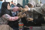 Sejumlah anggota bank sampah belajar membuat miniatur ondel-ondel dari limbah botol plastik saat Pelatihan Pemanfaatan Sampah di Aula Kelurahan Pamulang Timur, Tangerang Selatan, Banten, Kamis (22/10/2024). Dinas Lingkungan Hidup Kota Tangerang Selatan menyelenggarakan pelatihan mendaur ulang sampah botol plastik menjadi miniatur ondel-ondel kepada anggota bank sampah guna meningkatkan kreativitas pemanfaatan sampah menjadi produk yang bernilai ekonomis. ANTARA FOTO/Sulthony Hasanuddin/gp