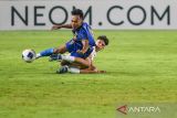 Pesepak bola Persib Bandung Roby Darwis (kiri) berebut bola dengan pesepak bola Lion City Sailors Singapura Sergio Perez (kanan) pada pertandingan AFC Champions League Two Group F di Stadion Si Jalak Harupat, Kabupaten Bandung, Jawa Barat, Kamis (24/10/2024). Pertandingan tersebut berlangsung imbang dengan skor 1-1. ANTARA FOTO/Raisan Al Farisi/agr
