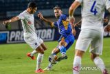 Pesepak bola Persib Bandung Tyrone Del Pino (kanan) berebut bola dengan pesepak bola Lion City Sailors Singapura Cristopher Van Huizen (kiri) pada pertandingan AFC Champions League Two Group F di Stadion Si Jalak Harupat, Kabupaten Bandung, Jawa Barat, Kamis (24/10/2024). Pertandingan tersebut berlangsung imbang dengan skor 1-1. ANTARA FOTO/Raisan Al Farisi/agr
