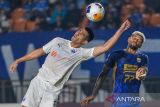 Pesepak bola Persib Bandung Ciro Alves (kanan) berebut bola dengan pesepak bola Lion City Sailors Singapura Lionel Tan (kiri) pada pertandingan AFC Champions League Two Group F di Stadion Si Jalak Harupat, Kabupaten Bandung, Jawa Barat, Kamis (24/10/2024). Pertandingan tersebut berlangsung imbang dengan skor 1-1. ANTARA FOTO/Raisan Al Farisi/agr
