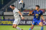 Pesepak bola Persib Bandung Dimas Drajad (kanan) berebut bola dengan pesepak bola Lion City Sailors Singapura Toni Datkovic (kiri) pada pertandingan AFC Champions League Two Group F di Stadion Si Jalak Harupat, Kabupaten Bandung, Jawa Barat, Kamis (24/10/2024). Pertandingan tersebut berlangsung imbang dengan skor 1-1. ANTARA FOTO/Raisan Al Farisi/agr
