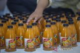 Pekerja menata botol berisi hasil produksi jus mangga di Kenanga, Indramayu, Jawa Barat, Kamis (24/10/2024). Bank Indonesia (BI) menyatakan hingga September 2024 pertumbuhan kredit UMKM mencapai 5 persen secara tahunan (year-on-year/yoy) atau senilai Rp1.399,3 triliun, sementara pada bulan sebelumnya hanya tumbuh 4,3 persen dan menjadi yang terlambat sepanjang tahun 2024. ANTARA FOTO/Dedhez Anggara/agr