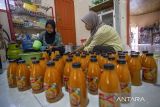 Pekerja menyelesaikan produksi jus mangga di Kenanga, Indramayu, Jawa Barat, Kamis (24/10/2024). Bank Indonesia (BI) menyatakan hingga September 2024 pertumbuhan kredit UMKM mencapai 5 persen secara tahunan (year-on-year/yoy) atau senilai Rp1.399,3 triliun, sementara pada bulan sebelumnya hanya tumbuh 4,3 persen dan menjadi yang terlambat sepanjang tahun 2024. ANTARA FOTO/Dedhez Anggara/agr