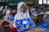 Pelajar menunjukkan menu makanan saat program makan bergizi gratis di SDN 3 Cipatat, Kabupaten Bandung Barat, Jawa Barat, Kamis (24/10/2024). Polres Cimahi bersama Kodim 0609 Cimahi menggelar program makan bergizi gratis sebagai upaya mewujudkan kesehatan anak melalui asupan makanan bergizi sesuai standar kesehatan nasional serta bentuk dukungan terhadap program prioritas atau Program Hasil Terbaik Cepat (PHTC) pemerintahan Prabowo Subianto-Gibran Rakabuming Raka. ANTARA FOTO/Abdan Syakura/agr
