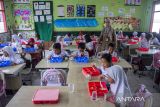 Pelajar menyantap makanan saat program makan bergizi gratis di SDN 3 Cipatat, Kabupaten Bandung Barat, Jawa Barat, Kamis (24/10/2024). Polres Cimahi bersama Kodim 0609 Cimahi menggelar program makan bergizi gratis sebagai upaya mewujudkan kesehatan anak melalui asupan makanan bergizi sesuai standar kesehatan nasional serta bentuk dukungan terhadap program prioritas atau Program Hasil Terbaik Cepat (PHTC) pemerintahan Prabowo Subianto-Gibran Rakabuming Raka. ANTARA FOTO/Abdan Syakura/agr
