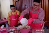 Ketua Umum Majelis Adat Budaya Melayu Provinsi Kalbar Chairil Effendi (kiri) memasak bersama Sekretaris Majelis Adat Budaya Melayu Kalbar A.R. Muzammil (kanan) memasak pada lomba masak asam pedas di Festival Melayu Kalbar XIII, Pontianak, Kalimantan Barat, Kamis (24/10/2024). Lomba yang diikuti 14 kelompok peserta se-Kalimantan Barat ini bertujuan melestarikan kuliner ikan asam pedas yang merupakan warisan tak benda dari kalimantan barat. Antara Kalbar/Edo Saputra
