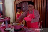 Ketua Umum Majelis Adat Budaya Melayu Provinsi Kalbar Chairil Effendi (kiri) memasak bersama Sekretaris Majelis Adat Budaya Melayu Kalbar A.R. Muzammil (kanan) memasak pada lomba masak asam pedas di Festival Melayu Kalbar XIII, Pontianak, Kalimantan Barat, Kamis (24/10/2024). Lomba yang diikuti 14 kelompok peserta se-Kalimantan Barat ini bertujuan melestarikan kuliner ikan asam pedas yang merupakan warisan tak benda dari kalimantan barat. Antara Kalbar/Edo Saputra
