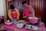 Ketua Umum Majelis Adat Budaya Melayu Provinsi Kalbar Chairil Effendi (kiri) memasak bersama Sekretaris Majelis Adat Budaya Melayu Kalbar A.R. Muzammil (kanan) memasak pada lomba masak asam pedas di Festival Melayu Kalbar XIII, Pontianak, Kalimantan Barat, Kamis (24/10/2024). Lomba yang diikuti 14 kelompok peserta se-Kalimantan Barat ini bertujuan melestarikan kuliner ikan asam pedas yang merupakan warisan tak benda dari kalimantan barat. Antara Kalbar/Edo Saputra