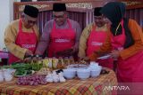 Ketua Umum Majelis Adat Budaya Melayu Provinsi Kalbar Chairil Effendi (kiri) dan Sekretaris Majelis Adat Budaya Melayu Kalbar A.R. Muzammil (dua kiri)  memilih bumbu bersama peserta pada lomba masak asam pedas di Festival Melayu Kalbar XIII, Pontianak, Kalimantan Barat, Kamis (24/10/2024). Lomba yang diikuti 14 kelompok peserta se-Kalimantan Barat ini bertujuan melestarikan kuliner ikan asam pedas yang merupakan warisan tak benda dari kalimantan barat. Antara Kalbar/Edo Saputra

