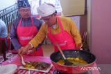 Dua peserta dari Kabupaten Senggau meghias masakannya dalam Lomba Memasak Asam Pedas di Festival Melayu Kalbar XIII, Pontianak, Kamis (24/10/2024). Lomba yang diikuti 14 kelompok peserta se-Kalimantan Barat ini bertujuan melestarikan kuliner ikan asam pedas yang merupakan warisan tak benda dari kalimantan barat. Antara Kalbar/Edo Saputra