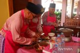 Tiga peserta dari Kabupaten Sekadau menyiapkan bumbu dalam Lomba Memasak Asam Pedas di Festival Melayu Kalbar XIII, Pontianak, Kamis (24/10/2024). Lomba yang diikuti 14 kelompok peserta se-Kalimantan Barat ini bertujuan melestarikan kuliner ikan asam pedas yang merupakan warisan tak benda dari kalimantan barat. Antara Kalbar/Edo Saputra

