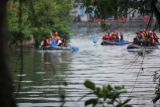 Sejumlah petugas memungut sampah dari perahu karet saat kerja bakti massal di Sungai Kalimas, Surabaya, Jawa Timur, Kamis (24/10/2024). Kegiatan bersih-bersih sungai dari sampah yang bertujuan untuk mengantisipasi bencana hidrometeorologi saat musim hujan itu diikuti oleh sekitar 4.000 orang dari TNI, Polri, Organisasi Perangkat Daerah (OPD) Pemkot Surabaya, pelajar dan masyarakat umum. ANTARA Jatim/Didik Suhartono/mas.