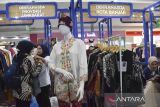 Pengunjung memilah produk UMKM saat pagelaran Kreasi Priangan Timur dan Puspa Kriya di Asia Plaza, Kota Tasikmalaya, Jawa Barat, Jumat (25/10/2024). Bank Indonesia Tasikmalaya bekeja sama dengan Pemkot Tasikmalaya dan Dekranasda menggelar pameran UMKM se-Priangan Timur yang menampilkan produk kriya, fasyen dan kuliner dalam membangun ekosistem UMKM digital yang berkelanjutan guna meningkatkan pertumbuhan ekonomi nasional yang hingga kini mencapai 65,5 juta pelaku UMKM. ANTARA FOTO/Adeng Bustomi/agr