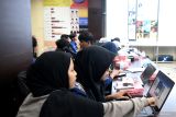 Sejumlah peserta mengikuti pelatihan teknik dasar mengolah dan menyajikan data infografis di Samarinda, Kalimantan Timur, Jumat (25/10/2024). Pelatihan yang diselenggarakan oleh Perum LKBN ANTARA tu diikuti sekitar 35 peserta yang terdiri dari mahasiswa dari Samarinda itu merupakan bagian dari program Tanggung Jawab Sosial dan Lingkungan (TJSL) perusahaan yang menyasar kalangan mahasiswa. Antara Kaltim/M Risyal Hidayat