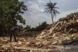 Pekerja memilah limbah kayu finir untuk pembuatan bahan bakar biomassa di salah satu pabrik di Kota Serang, Banten, Jumat (25/10/2024). Pabrik tersebut memanfaatkan limbah lembaran kayu dengan ketebalan seragam atau finir untuk pembuatan sumber bahan bakar biomassa jenis sawdas (cacahan kayu halus) mencapai sekitar 30 ton per bulan yang selanjutnya dijual ke beberapa Pembangkit Listrik Tenaga Uap (PLTU) di Provinsi Banten, salah satunya PLTU Suralaya. ANTARA FOTO/Angga Budhiyanto/gp