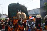 Peserta grup seni Reog Ponorogo mengikuti kirab saat digelar Festival Budaya di Mojorejo, Kabupaten Madiun, Jawa Timur, Jumat (25/10/2024). Festival budaya yang  antara lain menampilkan kirab tumpeng dan hasil bumi, seni Reog Ponorogo, dungkrek, panggung hiburan tersebut untuk melestarikan budaya dan seni tradisional. Antara Jatim/Siswowidodo