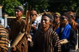 Peserta mengikuti kirab sambil memainkan alat musik tradisional saat digelar Festival Budaya di Mojorejo, Kabupaten Madiun, Jawa Timur, Jumat (25/10/2024). Festival budaya yang  antara lain menampilkan kirab tumpeng dan hasil bumi, seni Reog Ponorogo, dungkrek, panggung hiburan tersebut untuk melestarikan budaya dan seni tradisional. Antara Jatim/Siswowidodo