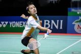 Pebulu tangkis tunggal putri Indonesia Mutiara Ayu Puspitasari mengembalikan kok ke arah pebulu tangkis Malaysia Karupathevan Letshanaa pada semi final Indonesia International Challenge 2024 di Jatim International Expo, Surabaya, Jawa Timur, Sabtu (26/10/2024). Puspitasari melaju ke babak final usai menang dengan skor 21-17, 21-10. Antara Jatim/Rizal Hanafi/um