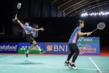 Pebulu tangkis ganda putri Indonesia Arlya Nabila Thesa Munggaran (kiri) dan Az Zahra Ditya Ramadhani (kanan) mengembalikan kok ke arah pebulu tangkis China Taipei Hsieh Pei Shan dan Hung En Tzu pada semi final Indonesia International Challenge 2024 di Jatim International Expo, Surabaya, Jawa Timur, Sabtu (26/10/2024). Munggaran/Ramadhani gagal melaju ke babak final usai kalah dengan skor 15-21 dan 13-21. Antara Jatim/Rizal Hanafi/um