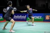 Pebulu tangkis ganda putri Indonesia Siti Fadia Silva Rahmadhanti (kanan) dan Lanny Tria Mayasari (kiri) mengembalikan kok ke arah pebulu tangkis Indonesia Siti Sarah Azzahra dan Agnia Sri Rahayu pada semi final Indonesia International Challenge 2024 di Jatim International Expo, Surabaya, Jawa Timur, Sabtu (26/10/2024). Mayasari/Ramadhanti melaju ke babak final usai menang dengan skor 21-10, 19-21, dan 21-12. Antara Jatim/Rizal Hanafi/um