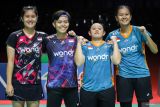 Pebulu tangkis ganda putri Indonesia Lanny Tria Mayasari (kiri) dan Siti Fadia Silva Rahmadhanti (kedua kiri) berpose usai mengalahkan pebulu tangkis Indonesia Siti Sarah Azzahra (kanan) dan Agnia Sri Rahayu (kedua kanan) pada semi final Indonesia International Challenge 2024 di Jatim International Expo, Surabaya, Jawa Timur, Sabtu (26/10/2024). Mayasari/Ramadhanti melaju ke babak final usai menang dengan skor 21-10, 19-21, dan 21-12. Antara Jatim/Rizal Hanafi/um