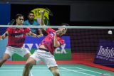 Pebulu tangkis ganda putra Indonesia Yeremia Erich Yoche Yacob Rambitan (kanan) dan Rahmat Hidayat (kiri) mengembalikan kok ke arah pebulu tangkis China Taipei Zhi-Wei He dan Huang Jui-Hsuan pada semi final Indonesia International Challenge 2024 di Jatim International Expo, Surabaya, Jawa Timur, Sabtu (26/10/2024). Rambitan/Hidayat melaju ke babak final usai menang dengan skor 16-21, 21-18, dan 21-19. Antara Jatim/Rizal Hanafi/um