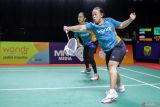 Pebulu tangkis ganda putri Indonesia Agnia Sri Rahayu  (kanan) dan Siti Sarah Azzahra (kiri) mengembalikan kok ke arah pebulu tangkis Indonesia Siti Fadia Silva Rahmadhanti dan Lanny Tria Mayasari pada semi final Indonesia International Challenge 2024 di Jatim International Expo, Surabaya, Jawa Timur, Sabtu (26/10/2024). Mayasari/Ramadhanti melaju ke babak final usai menang dengan skor 21-10, 19-21, dan 21-12. Antara Jatim/Rizal Hanafi/um