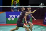 Pebulu tangkis ganda putri Indonesia Lanny Tria Mayasari (kiri) dan Siti Fadia Silva Rahmadhanti (kanan) mengembalikan kok ke arah pebulu tangkis Indonesia Siti Sarah Azzahra dan Agnia Sri Rahayu pada semi final Indonesia International Challenge 2024 di Jatim International Expo, Surabaya, Jawa Timur, Sabtu (26/10/2024). Mayasari/Ramadhanti melaju ke babak final usai menang dengan skor 21-10, 19-21, dan 21-12. Antara Jatim/Rizal Hanafi/um