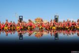 Penari gandrung mementaskan tarian kolosal pada Festival Gandrung Sewu 2024 di Pantai Marina Boom Banyuwangi, Jawa Timur, Sabtu (26/10/2024). Gelaran Gandrung Sewu yang masuk dalam Kharisma Event Nusantara tersebut melibatkan 1.350 penari dengan mengangkat tema Payung Agung the Diversity of Culture yang menceritakan beragam kekayaan budaya nusantara yang hidup secara harmonis di Banyuwangi. Antara Jatim/Budi Candra Setya/um