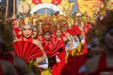 Penari gandrung mementaskan tarian kolosal pada Festival Gandrung Sewu 2024 di Pantai Marina Boom Banyuwangi, Jawa Timur, Sabtu (26/10/2024). Gelaran Gandrung Sewu yang masuk dalam Kharisma Event Nusantara tersebut melibatkan 1.350 penari dengan mengangkat tema Payung Agung the Diversity of Culture yang menceritakan beragam kekayaan budaya nusantara yang hidup secara harmonis di Banyuwangi. Antara Jatim/Budi Candra Setya/um