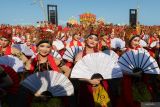 Penari gandrung mementaskan tarian kolosal pada Festival Gandrung Sewu 2024 di Pantai Marina Boom Banyuwangi, Jawa Timur, Sabtu (26/10/2024). Gelaran Gandrung Sewu yang masuk dalam Kharisma Event Nusantara tersebut melibatkan 1.350 penari dengan mengangkat tema Payung Agung the Diversity of Culture yang menceritakan beragam kekayaan budaya nusantara yang hidup secara harmonis di Banyuwangi. Antara Jatim/Budi Candra Setya/um