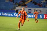 Striker Borneo FC Leo Gaucho meluapkan emosinya usai mencetak gol ke gawang PSBS Biak dalam lanjutan pertandingan Liga 1 di Stadion Batakan, Balikpapan, Kalimantan Timur, Jumat (25/10/2024). Borneo FC menang atas PSBS Biak dengan skor akhir 3-0. Antara Kaltim/Novi Abdi