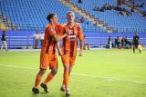 Pesepak bola Borneo FC Leo Gaucho (kanan) bersama rekannya Mariano Peralta (kiri) berselebrasi usai mencetak gol ke gawang PSBS Biak di menit ke-20 pertaningan Liga 1 di Stadion Batakan, Balikpapan, Kalimantan Timur, Jumat (25/10/2024). Borneo FC menang atas PSBS Biak dengan skor akhir 3-0. Antara Kaltim/Novi Abdi