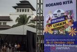 Warga berjalan saat mengunjungi Festival UMKM Roeang Kita di Gedung Sate, Bandung, Jawa Barat, Sabtu (26/10/2024). Festival yang diselenggarakan oleh Kementerian Keuangan Satu Provinsi Jawa Barat tersebut diikuti sebanyak 156 UMKM lokal guna mewujudkan kemandirian ekonomi daerah dengan ajang promosi yang mendorong pertumbuhan ekonomi lokal yang inklusif dan berkelanjutan sehingga mampu memberikan kontribusi terhadap Produk Domestik Regional Bruto (PDRB) Jawa Barat. ANTARA FOTO/Novrian Arbi/agr
