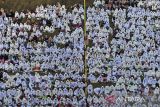 Foto udara Umat Islam mengikuti Istighosah Kubro di Halaman Bale Kota Tasikmalaya, Jawa Barat, Sabtu (26/10/2024). Kegiatan tersebut merupakan rangkaian HUT ke-23 Kota Tasikmalaya. ANTARA FOTO/Adeng Bustomi/agr