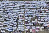 Foto udara Umat Islam mengikuti Istighosah Kubro di Halaman Bale Kota Tasikmalaya, Jawa Barat, Sabtu (26/10/2024). Kegiatan tersebut merupakan rangkaian HUT ke-23 Kota Tasikmalaya. ANTARA FOTO/Adeng Bustomi/agr