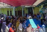 Calon Gubernur Banten nomor urut 1 Airin Rachmi Diany (ketiga kanan) menyampaikan orasi politik saat menggelar kampanye di Desa Rawa Arum, Kecamatan Gerogol, Kota Cilegon, Banten, Sabtu (26/10/2024). Kampanye Airin tersebut diisi dialog sekaligus mendengarkan aspirasi dari warga, serta berjanji akan melaksanakan program pengentasan pengangguran dengan membuka lapangan pekerjaan dan menciptakan generasi yang siap mengembangkan usaha jika terpilih menjadi Gubernur Banten. ANTARA FOTO/Angga Budhiyanto/gp