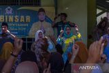  Calon Gubernur Banten nomor urut 1 Airin Rachmi Diany (kanan) didampingi calon Wali Kota Cilegon Robinsar (kiri) menyapa warga saat menggelar kampanye di Desa Rawa Arum, Kecamatan Gerogol, Kota Cilegon, Banten, Sabtu (26/10/2024). Kampanye Airin tersebut diisi dialog sekaligus mendengarkan aspirasi dari warga, serta berjanji akan melaksanakan program pengentasan pengangguran dengan membuka lapangan pekerjaan dan menciptakan generasi yang siap mengembangkan usaha jika terpilih menjadi Gubernur Banten. ANTARA FOTO/Angga Budhiyanto/gp